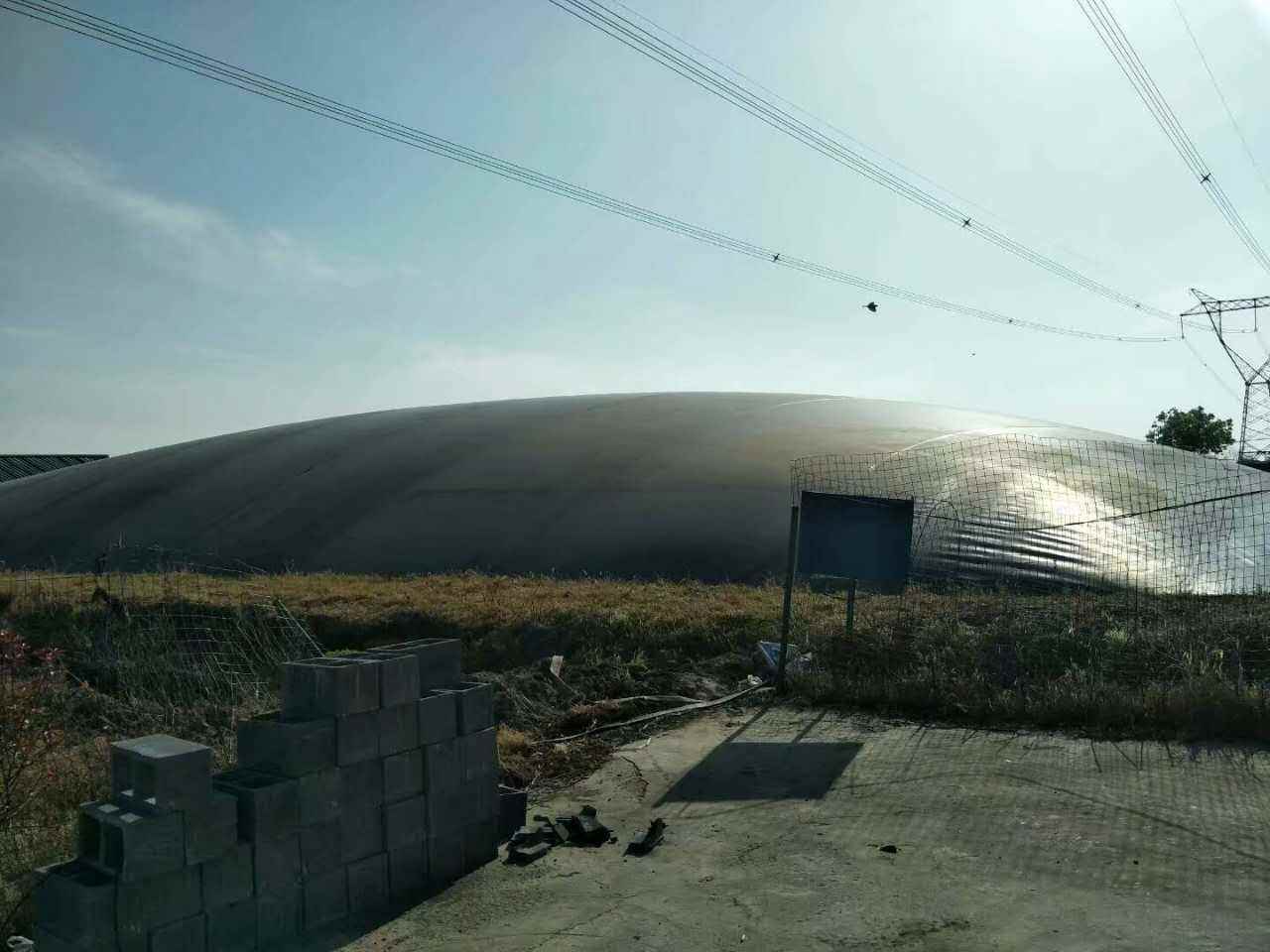 修筑完工的外圍堰鋪設(shè)土工膜表面一定要加寬嗎？