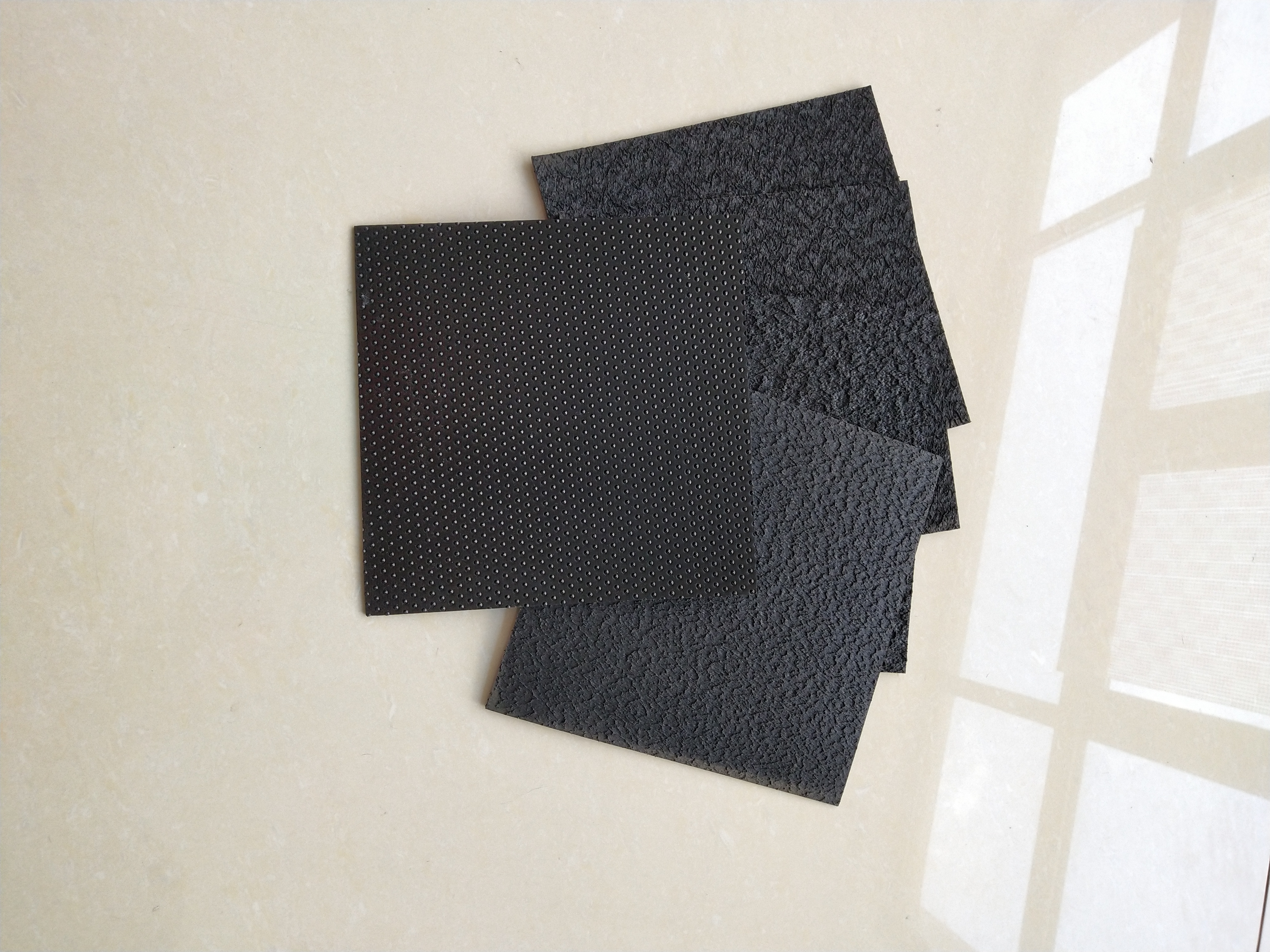 如何抑制糙面土工膜的伸長率？