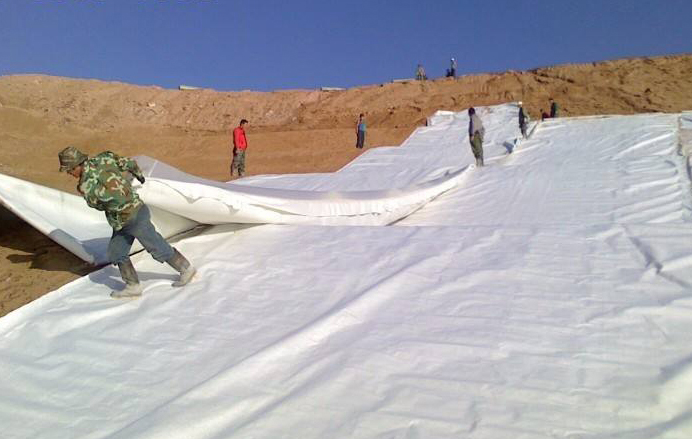 土工膜上回填土最大厚度是多少？
