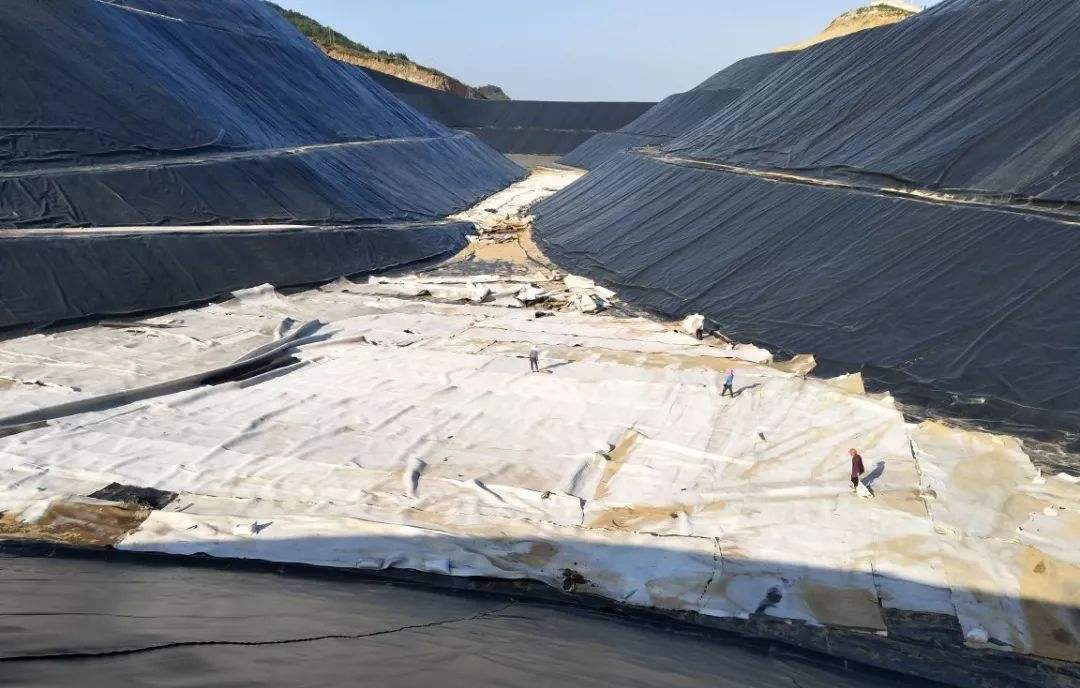 復(fù)合土工膜的平鋪和斜鋪有什么不同？